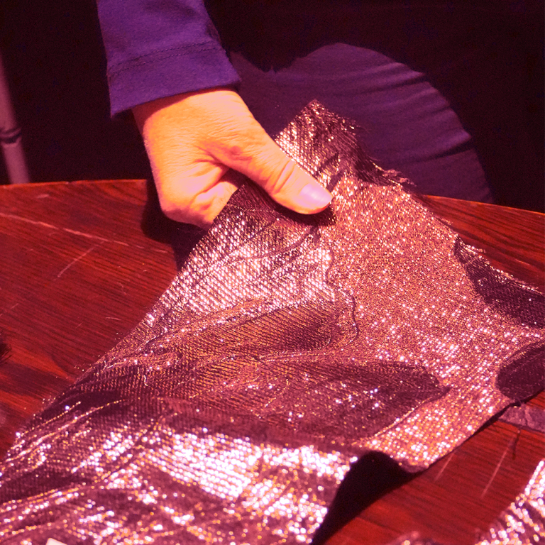 Visite tactile des décors et des costumes